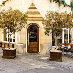 Ruben's Bar Bistro Lounge