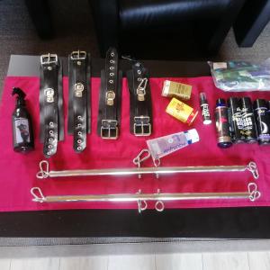 Latexkleidung, Fesseln, Knebeln, AV