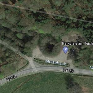 Parkplatz am Wald - Roter Neon